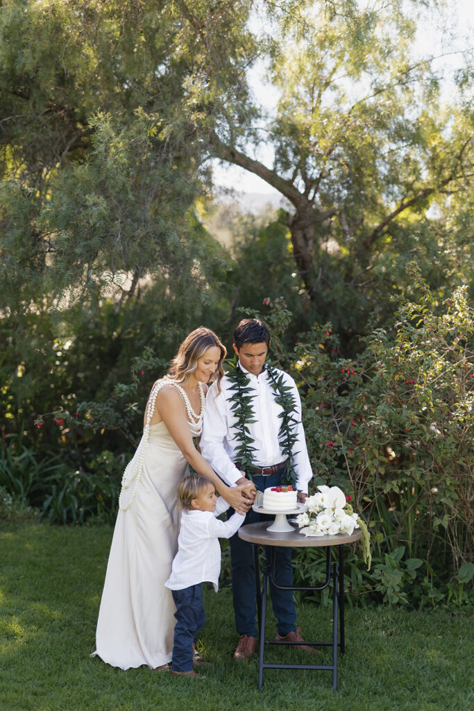 Roam Elopements, Maui Elopements, Family cutting wedding cake outdoors. Elopement location.